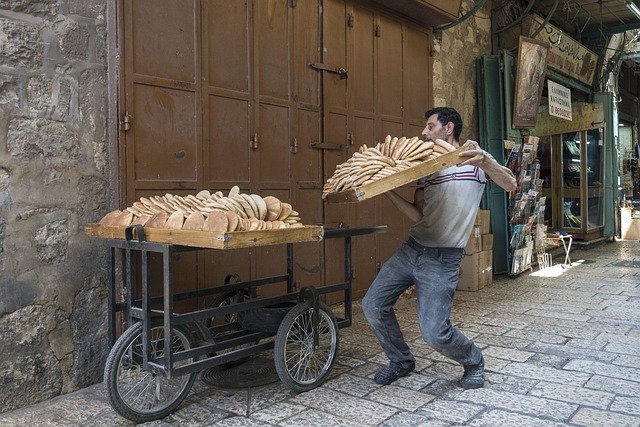 Descarga gratuita Bread Man Old City Jerusalem - foto o imagen gratuita para editar con el editor de imágenes en línea GIMP