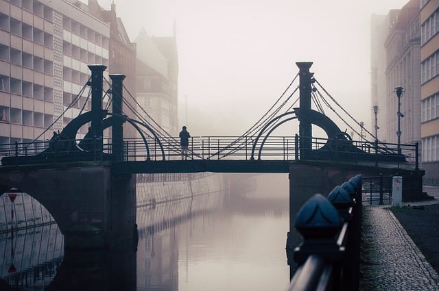 Bezpłatne pobieranie darmowego zdjęcia mostu miasta mgła nastroju zimowego do edycji za pomocą bezpłatnego edytora obrazów online GIMP