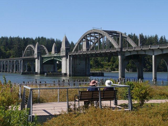 Bezpłatne pobieranie Bridge Ladies Hats - bezpłatne zdjęcie lub obraz do edycji za pomocą internetowego edytora obrazów GIMP