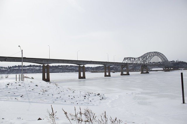 Descarga gratuita Bridge Snow River: foto o imagen gratuitas para editar con el editor de imágenes en línea GIMP