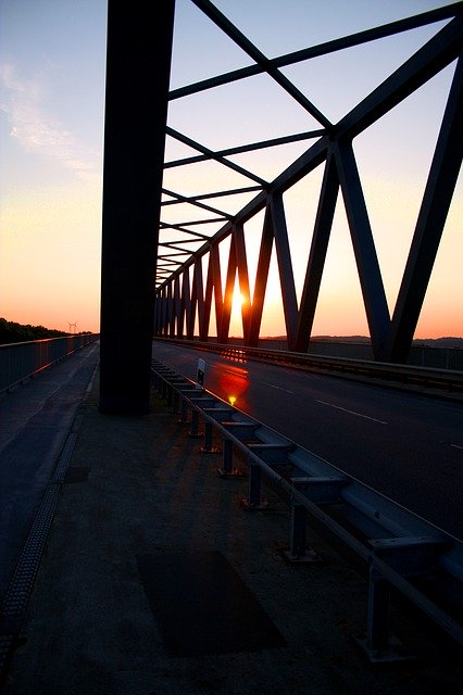 Muat turun percuma Bridge Sunset Abendstimmung Road - foto atau gambar percuma untuk diedit dengan editor imej dalam talian GIMP