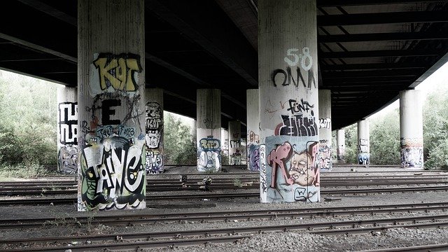 Unduh gratis Bridge Underpass Railroad Tracks - foto atau gambar gratis untuk diedit dengan editor gambar online GIMP