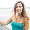 Brown haired girl by the beach  screen for extension Chrome web store in OffiDocs Chromium