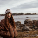 Brown haired girl by the lake  screen for extension Chrome web store in OffiDocs Chromium