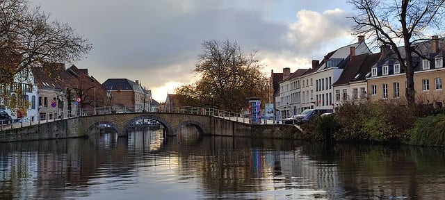 Scarica gratuitamente l'immagine gratuita della città del canale navigabile di Bruxelles da modificare con l'editor di immagini online gratuito GIMP