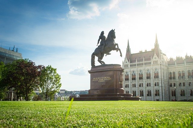 Unduh gratis Gedung Parlemen Budapest - foto atau gambar gratis untuk diedit dengan editor gambar online GIMP