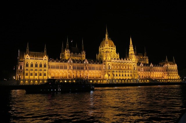 Kostenloser Download Budapest Parliment Night Cruise - kostenloses Foto oder Bild zur Bearbeitung mit GIMP Online-Bildbearbeitung