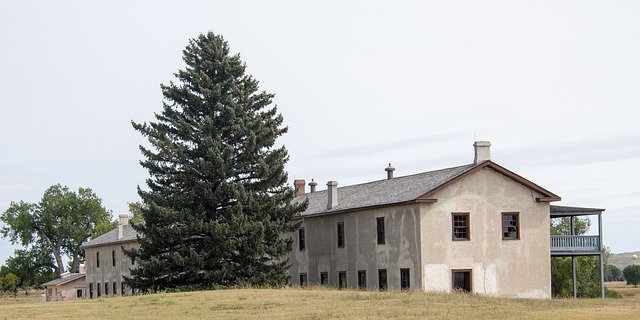 老朽化した建物の兵舎を無料でダウンロード-GIMPオンラインイメージエディターで編集できる無料の写真または画像