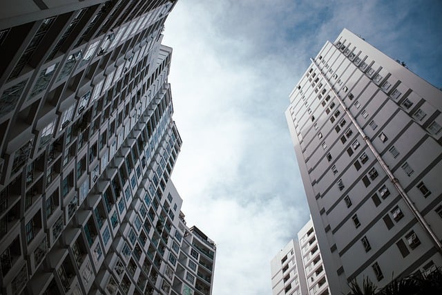 يمكنك تنزيل صورة مجانية لمبنى العمارة العالية في السماء ليتم تحريرها باستخدام محرر الصور المجاني على الإنترنت GIMP