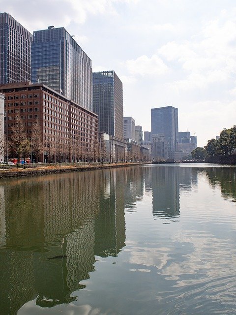 建物の川の反射を無料でダウンロード-GIMPオンラインイメージエディターで編集できる無料の写真または画像