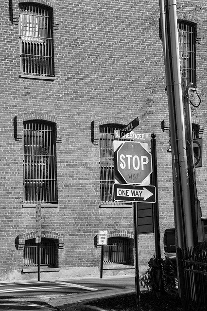 Gratis download Building Stop Sign - gratis foto of afbeelding om te bewerken met GIMP online afbeeldingseditor
