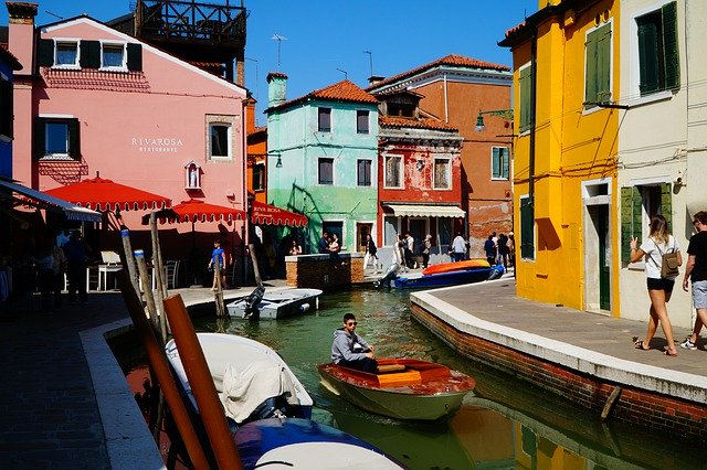 Unduh gratis Burano Canal Colors - foto atau gambar gratis untuk diedit dengan editor gambar online GIMP