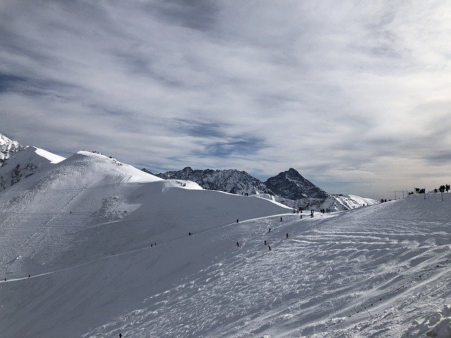 Téléchargement gratuit de Buried Skis Skier - photo ou image gratuite à éditer avec l'éditeur d'images en ligne GIMP