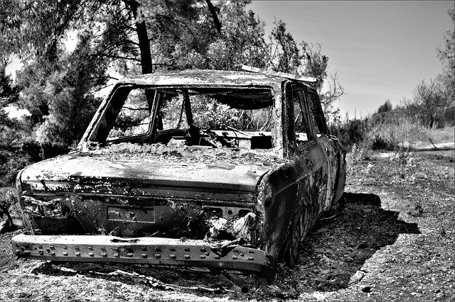 قم بتنزيل قالب الصور المجاني Burned-Out Car لتحريره باستخدام محرر الصور عبر الإنترنت GIMP