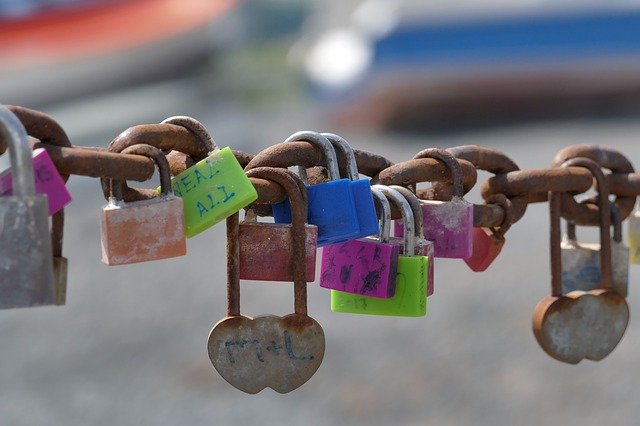 Muat turun percuma Oleh Wlodek Padlocks Templat foto percuma Happiness untuk diedit dengan editor imej dalam talian GIMP