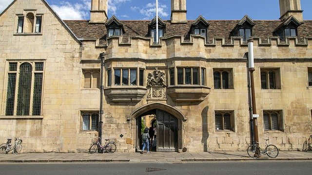 הורדה חינם של Cambridge College University - תמונה או תמונה בחינם לעריכה עם עורך התמונות המקוון GIMP