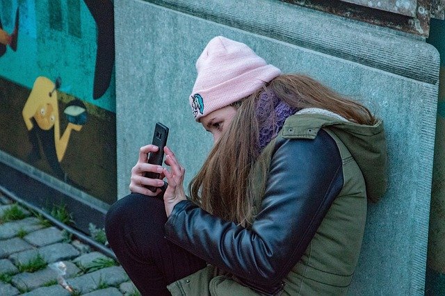 Bezpłatne pobieranie darmowego szablonu fotograficznego Camera Shooting Girl do edycji za pomocą internetowego edytora obrazów GIMP