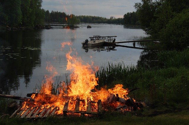 Descarga gratuita Campfire Bonfire Midsummer: foto o imagen gratuita para editar con el editor de imágenes en línea GIMP