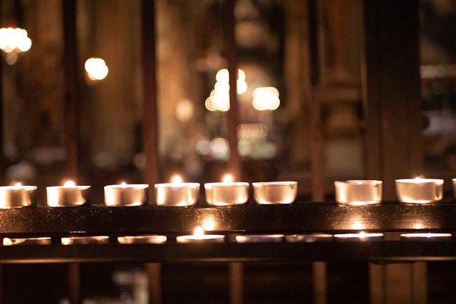 Download gratuito Candle Church Prayer - foto o immagine gratuita da modificare con l'editor di immagini online di GIMP