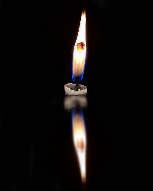 Téléchargement gratuit de Candle Reflection Lowlight - photo ou image gratuite à modifier avec l'éditeur d'images en ligne GIMP