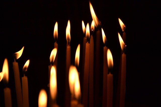 Bezpłatne pobieranie Candles Church Light - bezpłatne zdjęcie lub obraz do edycji za pomocą internetowego edytora obrazów GIMP