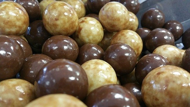 הורדה חינם של Candy Milk Balls Macro - תמונה או תמונה בחינם לעריכה עם עורך התמונות המקוון GIMP