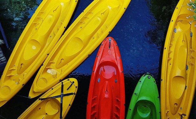 Descarga gratuita Canoe Colors Yellow - foto o imagen gratuita para editar con el editor de imágenes en línea GIMP