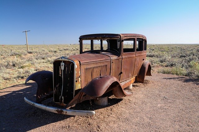 يمكنك تنزيل صورة مجانية قديمة لسيارة مهجورة صدئة مهجورة في الصحراء ليتم تحريرها باستخدام محرر الصور المجاني عبر الإنترنت من GIMP