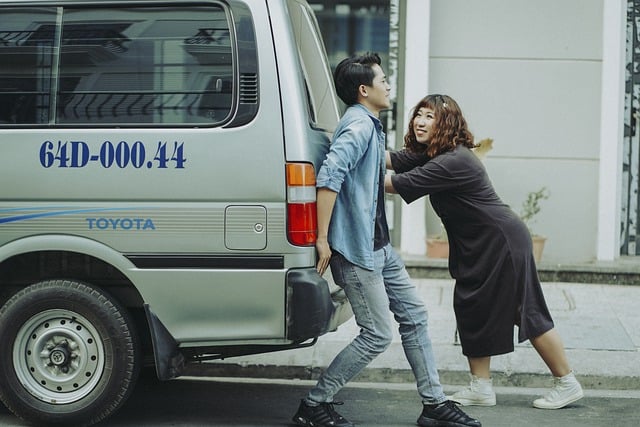 Free download car breakdown vehicle couple road free picture to be edited with GIMP free online image editor