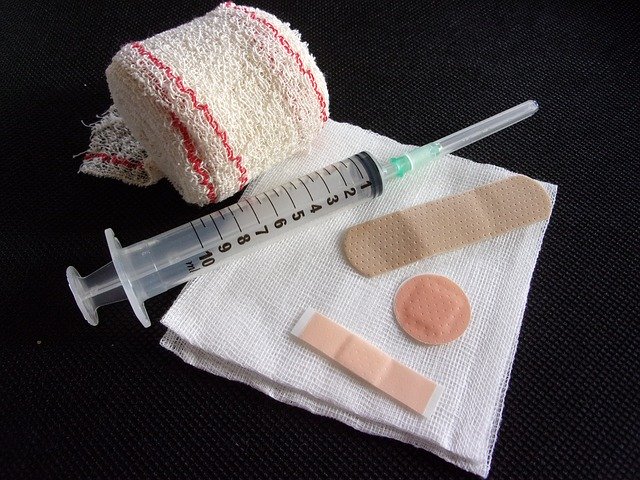 Téléchargement gratuit de Care Syringe Vaccine - photo ou image gratuite à modifier avec l'éditeur d'images en ligne GIMP