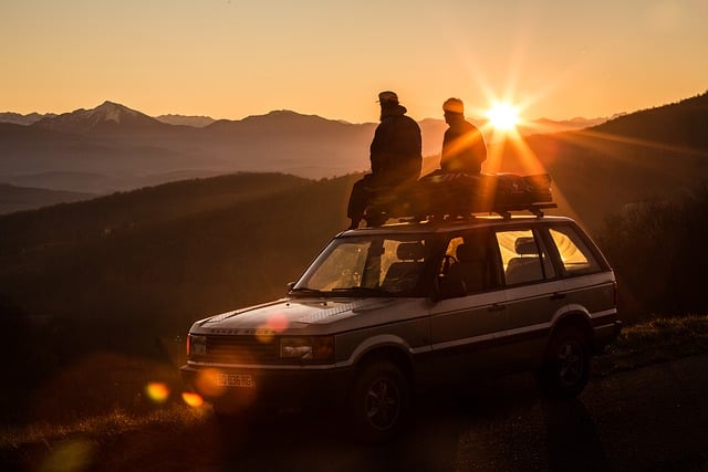 Завантажте безкоштовно автомобіль джип захід сонце гори природа безкоштовне зображення для редагування за допомогою безкоштовного онлайн-редактора зображень GIMP