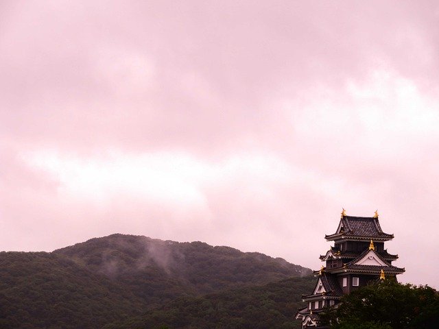 Descarga gratuita Castle Japan Mountains: foto o imagen gratuita para editar con el editor de imágenes en línea GIMP