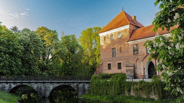 Castle Moat Architecture'ı ücretsiz indirin - GIMP çevrimiçi resim düzenleyici ile düzenlenecek ücretsiz fotoğraf veya resim