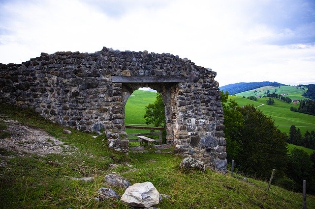 Téléchargement gratuit de Paysage de montagne de château - photo ou image gratuite à modifier avec l'éditeur d'images en ligne GIMP