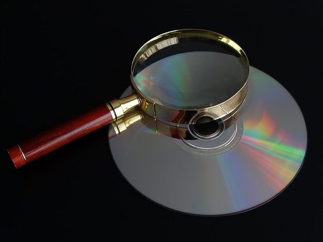 Bezpłatne pobieranie danych ze szkła powiększającego na płycie CD, bezpłatne zdjęcie do edycji za pomocą bezpłatnego internetowego edytora obrazów GIMP