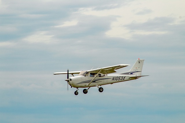 Free download cessna 172 landing pilot aircraft free picture to be edited with GIMP free online image editor