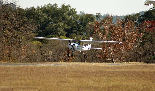 Descărcare gratuită Cessna Airplane Flare - fotografie sau imagini gratuite pentru a fi editate cu editorul de imagini online GIMP