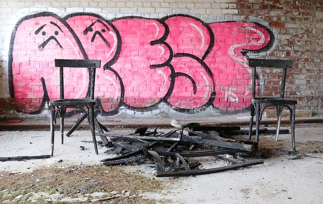 Descărcare gratuită Chairs Burnt Wood Graffiti - fotografie sau imagini gratuite pentru a fi editate cu editorul de imagini online GIMP