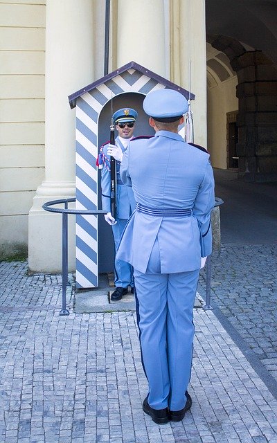 Muat turun percuma Changing Of The Guard Prague - foto atau gambar percuma untuk diedit dengan editor imej dalam talian GIMP