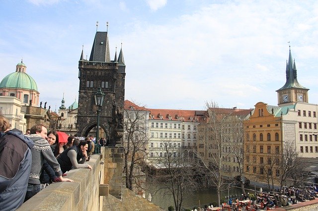 Unduh gratis Charles Bridge Prague Spring - foto atau gambar gratis untuk diedit dengan editor gambar online GIMP