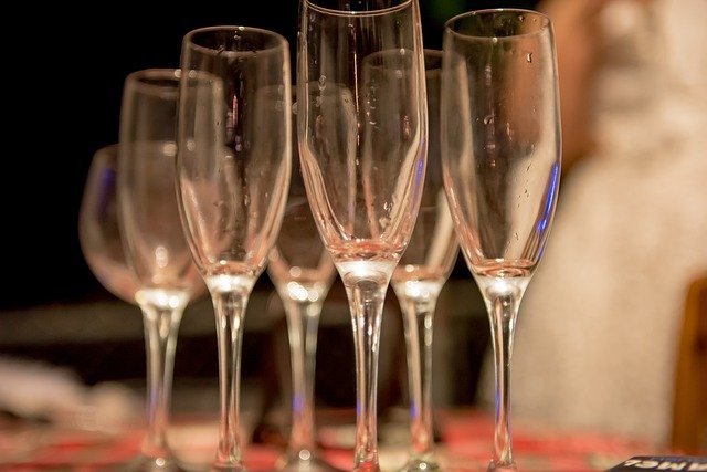 Descărcare gratuită Cheers Glass Champagne - fotografie sau imagini gratuite pentru a fi editate cu editorul de imagini online GIMP