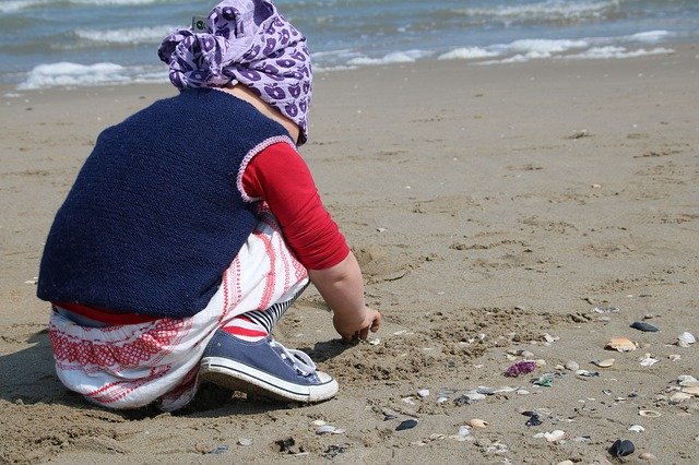 Descarga gratuita Child Beach Mussels: foto o imagen gratuita para editar con el editor de imágenes en línea GIMP