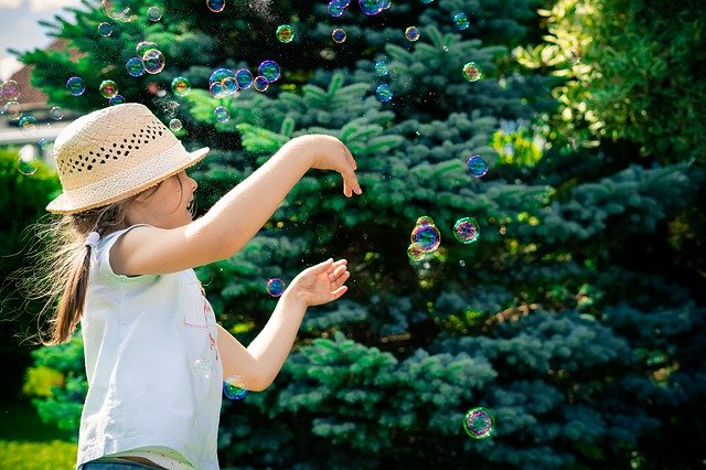 Descarga gratuita Child Girl Soap Bubbles: foto o imagen gratuita para editar con el editor de imágenes en línea GIMP