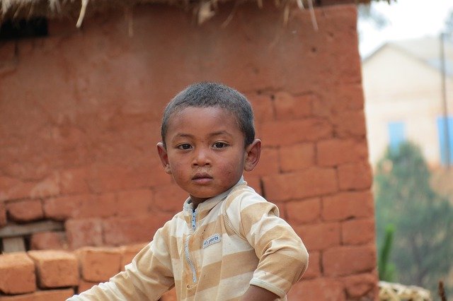 Téléchargement gratuit de la pauvreté de l'enfant à Madagascar - photo ou image gratuite à éditer avec l'éditeur d'images en ligne GIMP