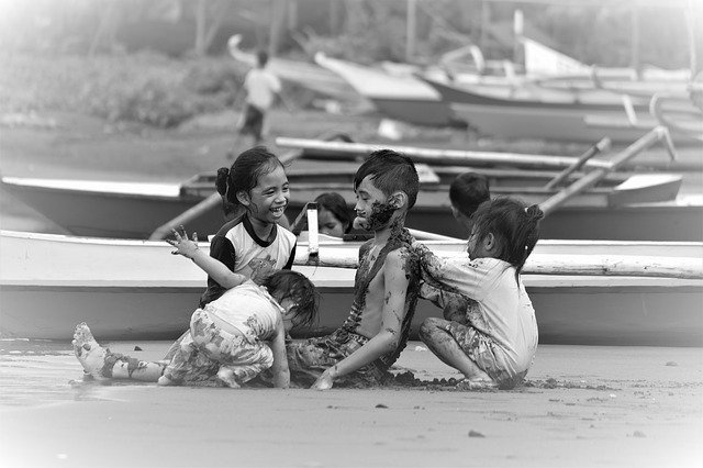 Muat turun percuma Children Beach Play - foto atau gambar percuma untuk diedit dengan editor imej dalam talian GIMP