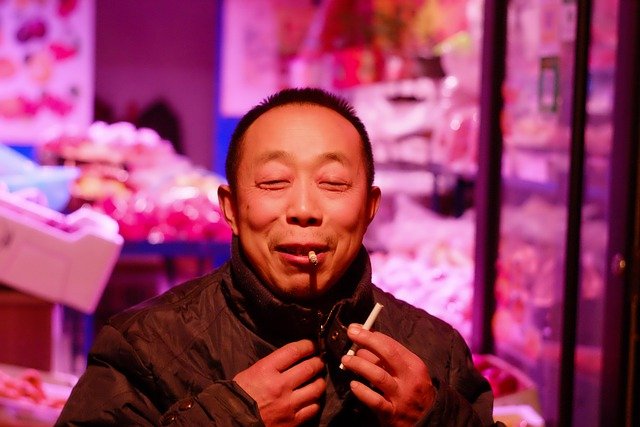 Téléchargement gratuit de l'image gratuite de la cigarette hospitalière du sourire chinois à éditer avec l'éditeur d'images en ligne gratuit GIMP