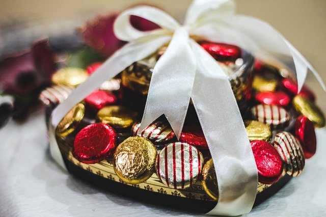 تنزيل Chocolate Present Gubahan مجانًا - صورة أو صورة مجانية ليتم تحريرها باستخدام محرر الصور عبر الإنترنت GIMP
