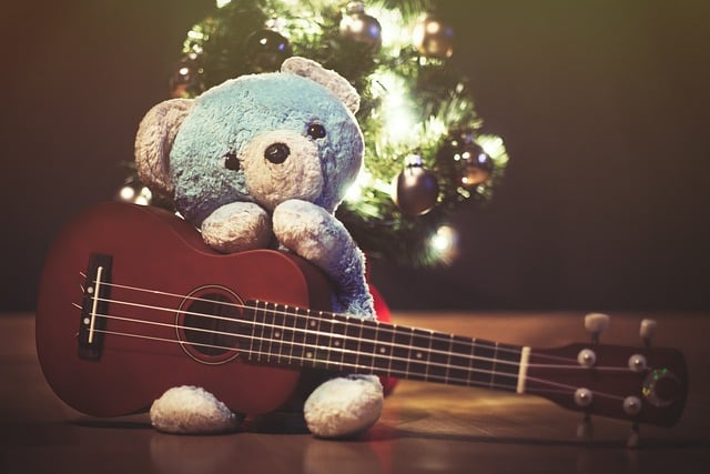 Baixe gratuitamente a imagem gratuita do ukulele do ursinho de pelúcia de Natal para ser editada com o editor de imagens on-line gratuito do GIMP