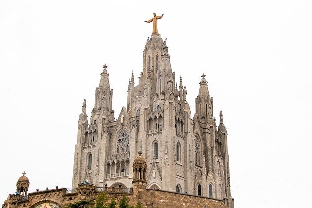 Scarica gratuitamente l'immagine gratuita della chiesa panoramica di barcellona da modificare con l'editor di immagini online gratuito GIMP