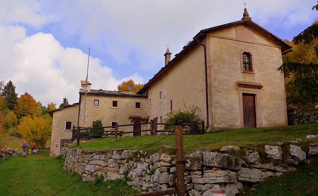 Baixe gratuitamente a imagem gratuita da trilha de excursão da igreja na montanha para ser editada com o editor de imagens on-line gratuito do GIMP